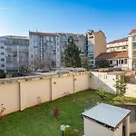 Comfy Cozy Apartment Close To Metro