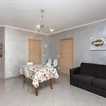 Comfy Cozy Apartment Close To Metro